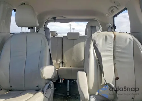 2014 Toyota Sienna Xle z USA, uszkodzony, nr VIN 5TDDK3DC8ES072456